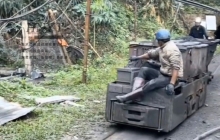 云南5噸防爆湘潭電機車國外運行視頻