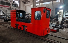 云南變頻調(diào)速5噸蓄電池湘潭電機車裝車發(fā)貨