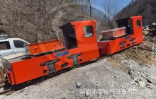 云南一批5噸湘潭鋰電池電機車抵達礦山現(xiàn)場